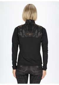 Schwarze Sportjacke mit hohem Kragen; geometrisches Muster in Dunkelgrau im oberen Bereich und langen Ärmeln. Die Rückansicht zeigt ein tailliertes Design.