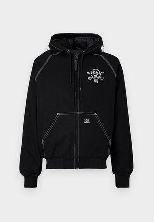 Musta vetoketjullinen huppari, joka on valmistettu puuvillasta. Siinä on valkoiset saumat, etutaskut ja graafinen kuvasto, jossa on pääkallo ristiluineen ja jäätelötötterö.