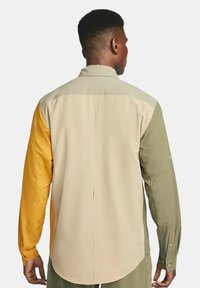 Långärmad skjorta med gula, beige och olivgröna paneler, med avslappnad passform, knappmanschetter och rundad nederkant.