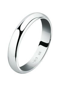 Silver vigselring med en slät, polerad yta. Avrundade kanter och enhetlig bredd, med en ingraverad logotyp på insidan.