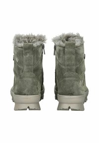 Zelené semišové kotníkové boty s šedým kožešinovým podšívkou, bočními zipy a strukturovanou gumovou podrážkou. Zpevněný podpatek a charakteristické prošívání.