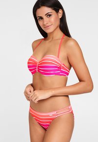 Bikini set met een roze gradient en witte strepen. De top heeft een gerimpeld ontwerp en verstelbare bandjes; de onderkant heeft zijkanten met bandjes.