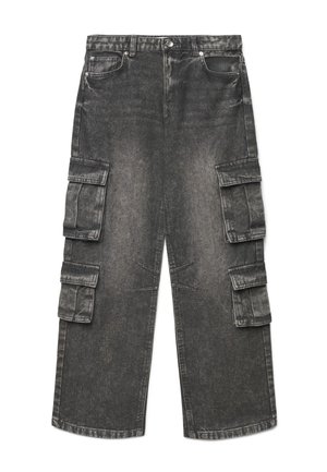 Jean cargo noir à jambes larges avec plusieurs poches à rabat sur les côtés ainsi que des poches avant classiques et une fermeture par bouton.