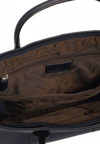 Marine leren handtas met een bruine stoffen interieur, ritsluiting en meerdere vakken, met een gladde textuur en subtiele merkdetails.