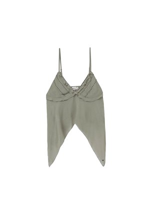 Camiseta de seda verde con tirantes finos, forma triangular, diseño en capas y costuras decorativas a lo largo del escote. Presenta bordes inferiores afilados.