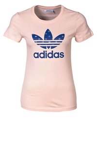 Camiseta de algodón rosa claro con un gran logo azul de adidas con un diseño de trébol, mangas cortas y cuello redondo.