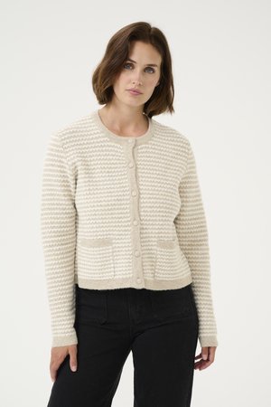 Strickjacke in Creme mit einem strukturierten Wellenmuster, Rundhalsausschnitt, vorderem Knopfverschluss und zwei offenen Taschen an der unteren Vorderseite.