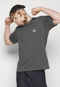 Carhartt WIP POCKET - Basic póló - jura