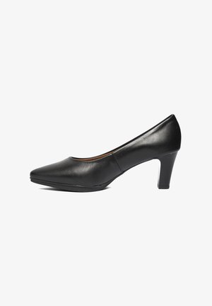 Zapato de tacón alto de cuero negro con punta afilada y una altura de tacón moderada. Textura suave con un detalle mínimo. Silueta clásica.