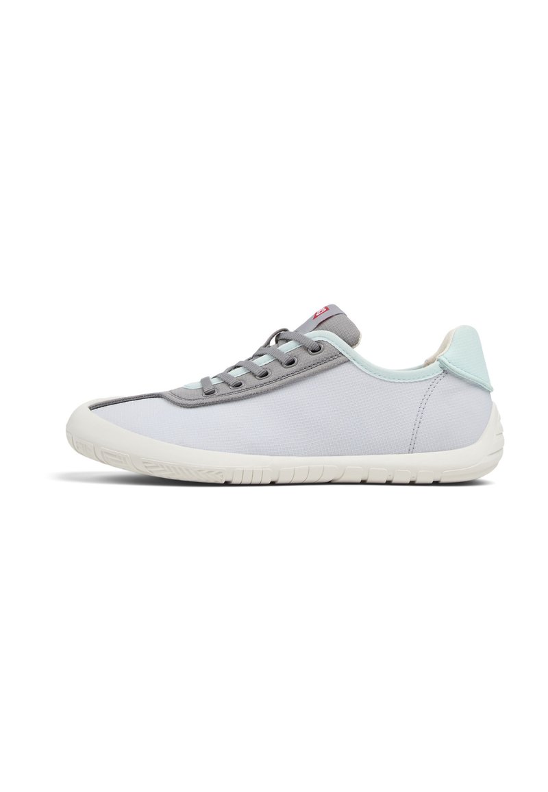 Sneaker grigio e bianco con una parte superiore testurizzata, chiusura con lacci, accentuazioni verde menta sul tallone e suola in gomma flessibile.