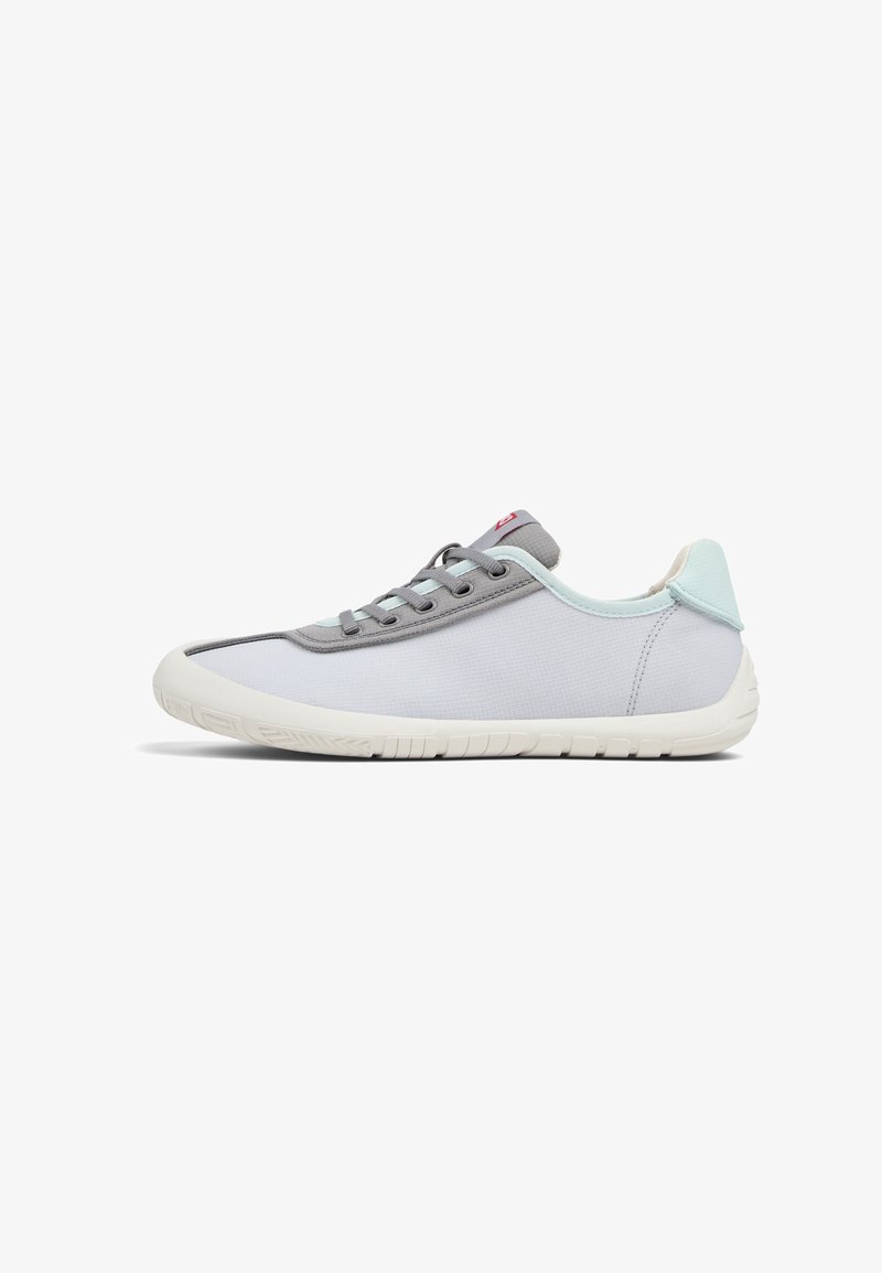 Graue und weiße Sneaker mit einer strukturierten Oberseite, Schnürverschluss, mintgrünen Akzenten an der Ferse und einer flexiblen Gummisohle.