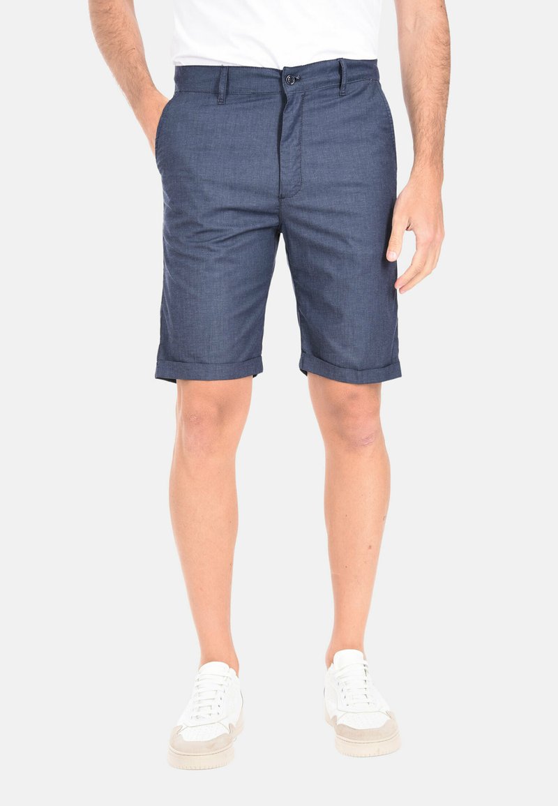 Pantaloni corti blu navy, di lunghezza alle ginocchia, realizzati in un tessuto leggero, con chiusura a bottone, tasche e orli arrotolati.
