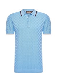 Světle modrá polo košile s texturovaným kostkovaným vzorem, krátké rukávy a hnědé akcenty na límci a manžetách. Tříknoflíková léga.