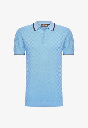 Polo de color azul claro con un patrón de cuadros texturizado, mangas cortas y detalles marrones en el cuello y los puños. Tapeta de tres botones.