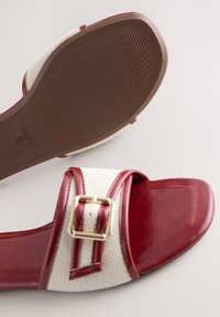 Sandales à enfiler rouges et beige avec boucle dorée et semelle en caoutchouc texturée, taille 6 UK, 40 EU.