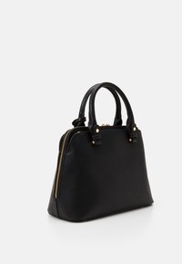 Sac à main en cuir noir à la forme structurée, avec deux poignées, des garnitures dorées et une fermeture éclair. Finition texturée avec coutures accentuées.