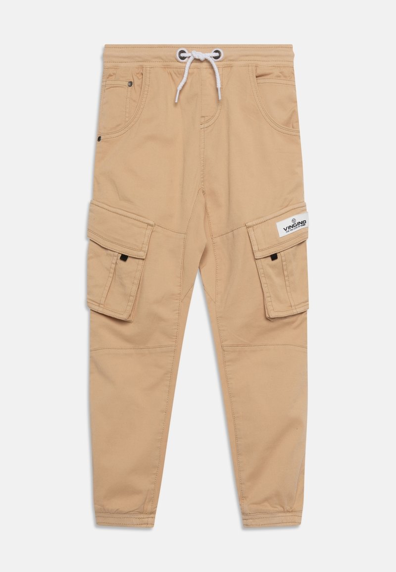 Pantalon cargo beige avec taille élastique et cordon blanc, poches avant, poches latérales à rabat et étiquette de marque sur le rabat de la poche droite.