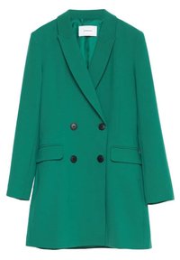 Blazer verde de doble botonadura con solapas dentadas, botones negros, dos bolsillos laterales y textura de tela suave.
