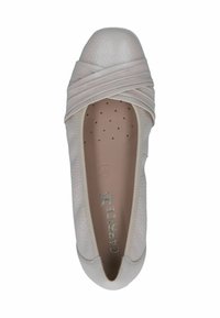 Bailarinas con parte superior de cuero beige claro suave, diseño de tiras cruzadas, puntera redondeada y plantilla acolchada con perforaciones para transpirabilidad.