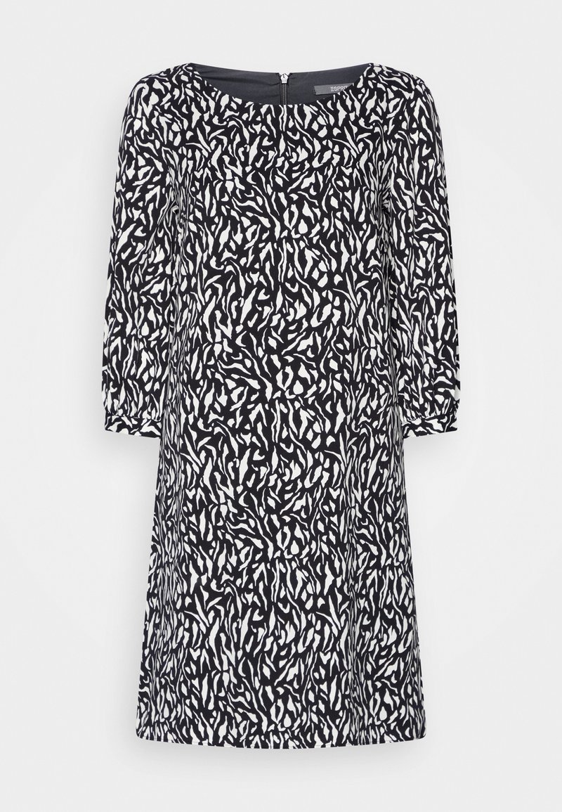 Robe noire et blanche à imprimé animalier longueur genou avec manches trois-quarts et col rond.