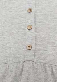 Graues Baumwollkleid mit Holzknöpfen an der Vorderseite, ausgestattet mit einer gerafften Taille für eine lockere Passform. Weiche Textur, simples Design.