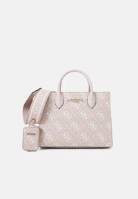 Sac à main rose à motif avec doubles poignées, design de logo blanc, quincaillerie dorée et une bandoulière amovible avec logo.