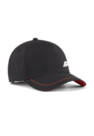 Gorra de béisbol negra con una visera curva bordeada de rojo y un logotipo estilizado blanco en el panel frontal.