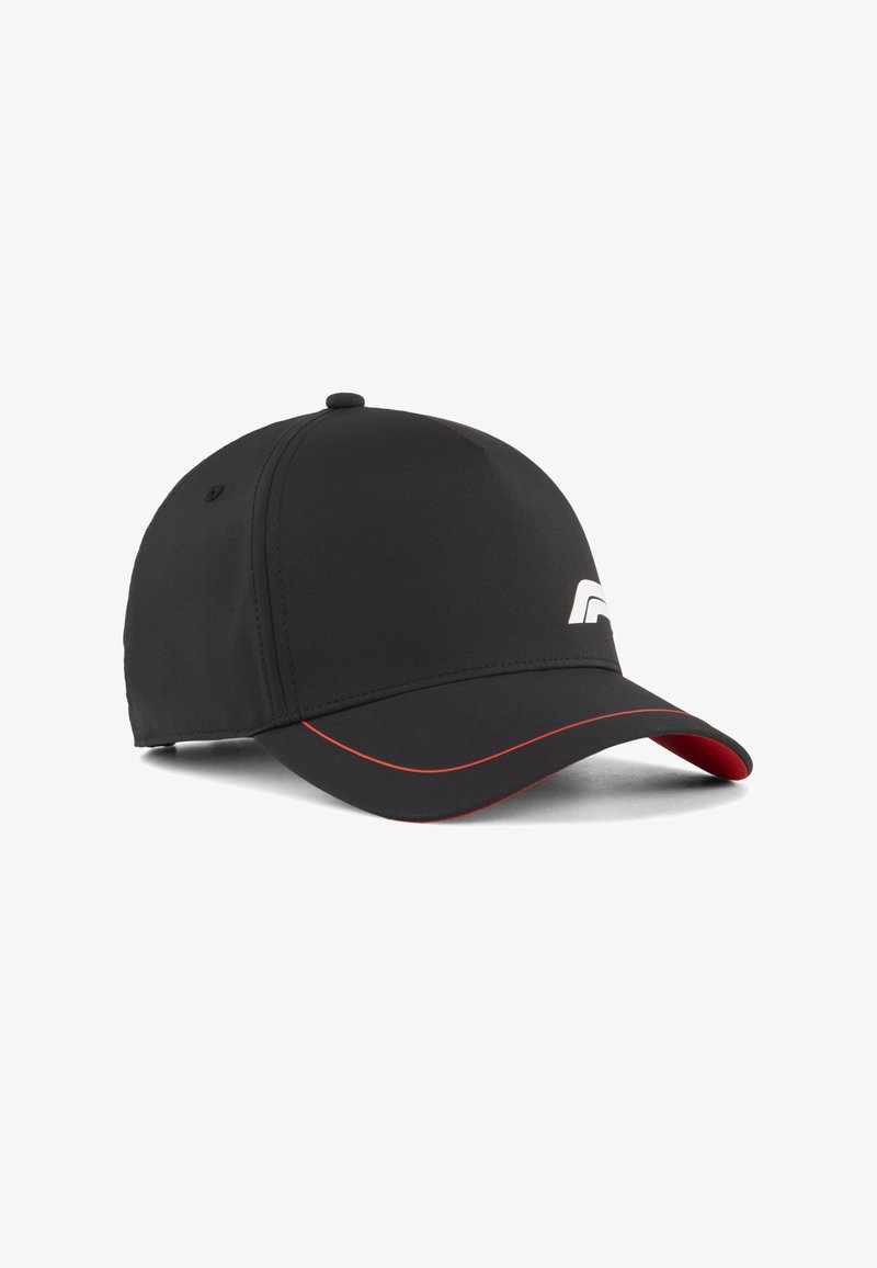 Casquette de baseball noire avec une visière incurvée bordée de rouge et un logo stylisé blanc sur le panneau avant.