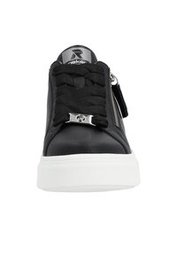 Schwarze Leder-Sneaker mit strukturierten Oberflächen, ausgestattet mit schwarzen Schnürsenkeln, seitlichem Reißverschluss und weißer Gummisohle. Logodetail auf der Zunge.