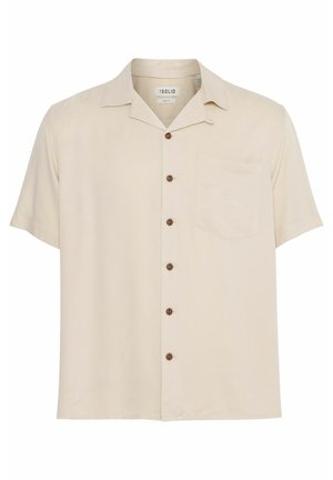 Camisa de manga corta beige hecha de una tela suave, con un cierre de botones al frente, un bolsillo en el lado izquierdo del pecho y botones marrones.