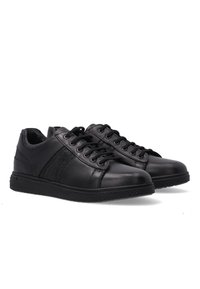 Czarne skórzane sneakersy z teksturowaną boczną wstawką, okrągłym noskiem, sześcioma oczkami do sznurowania oraz gumową podeszwą dla lepszej przyczepności.