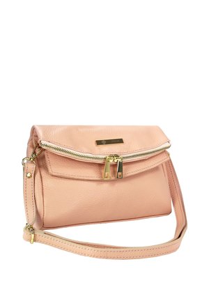 Perzikgekleurde leren handtas met een ritssluitende hoofdcompartiment, flap aan de voorkant, gouden hardware en een afneembare schouderband. Glad textuur, compact ontwerp.