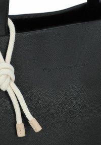 Borsa a spalla nera in finta pelle con chiusura in corda di cotone bianco annodata e dettagli in plastica beige. Logo del marchio inciso visibile.