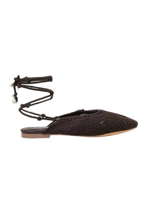 Scarpa piatta nera con punta a punta, texture intrecciata e lunghi lacci da avvolgere intorno alla caviglia con un piccolo ciondolo a perla pendente.