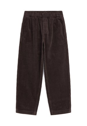 Pantalon large en velours côtelé marron foncé avec taille élastique et poches latérales, posé à plat sur un fond blanc.