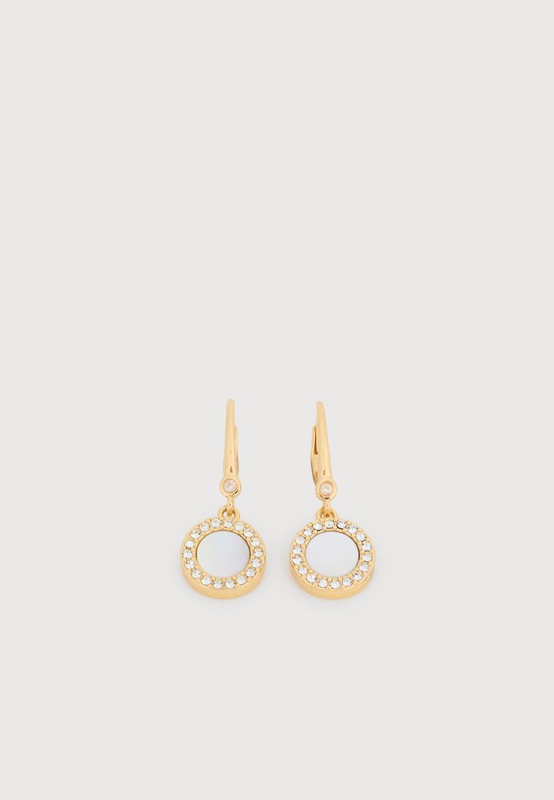 Σκουλαρίκια κρίκοι σε χρυσό τόνο με κρεμαστά κυκλικά μενταγιόν διακοσμημένα με μικρά διαυγή κρύσταλλα, τοποθετημένα πάνω σε απλό ανοιχτό γκρι φόντο.