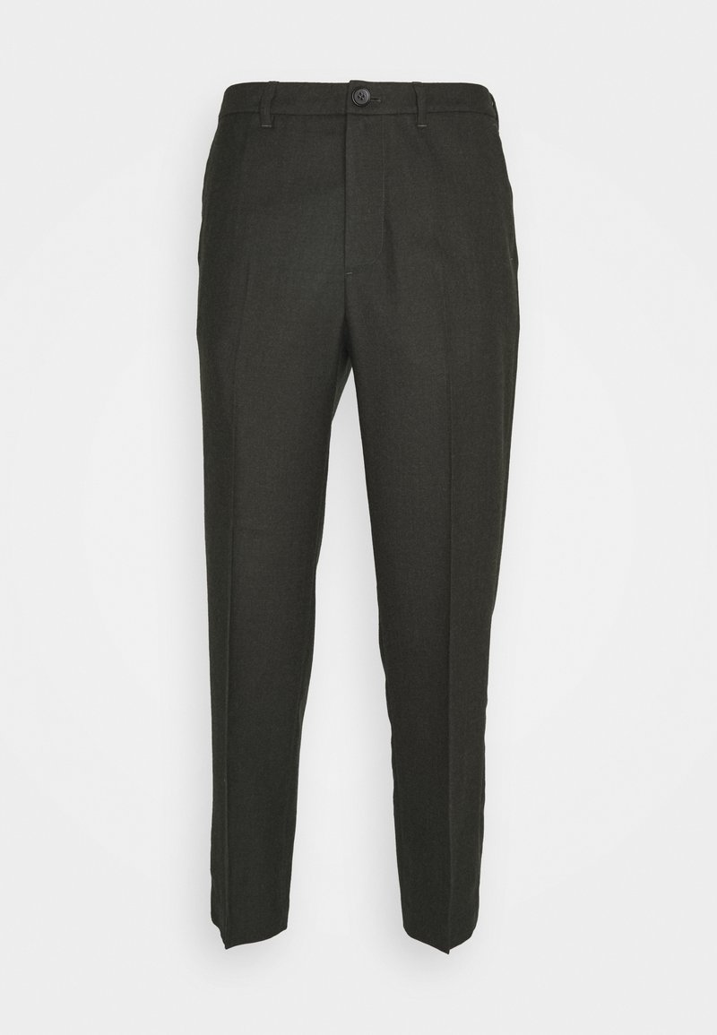 Pantalon gris foncé sur mesure avec fermeture à boutons, passants de ceinture et détail de pli creux à l'avant, présenté sur un fond uni.