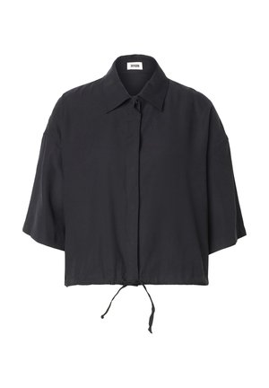 Schwarzes Kurzarmhemd mit Kragen, vorderer Knopfleiste, die von einer Blende verdeckt wird, und verstellbarem Kordelzug am Saum.