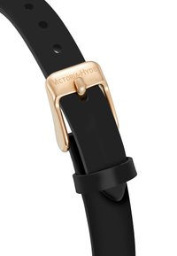 Zwarte horlogeband met gouden gesp gegraveerd met "Victoria Hyde," voorzien van verstelgaatjes en een lus om het uiteinde van de band vast te zetten.