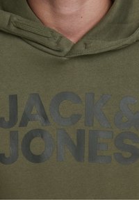 Jack & Jones Junior JJECORP LOGO HOOD - Jersey con capucha - forest night