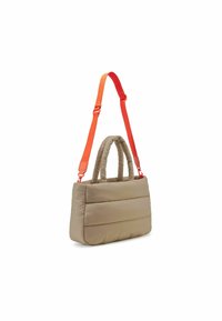 Borsa a tote imbottita beige con manici regolabili arancioni e doppi manici; presenta cuciture orizzontali per texture e struttura.