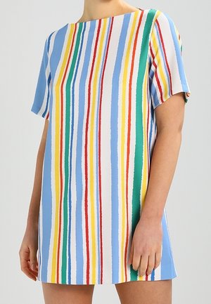 Sukienka o kroju prostym z krótkim rękawem, ozdobiona pionowymi paskami w kolorach niebieskim, czerwonym, żółtym i zielonym. Gładka tkanina, luźny krój i okrągły dekolt.
