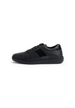 Sneaker in pelle nera con un pannello laterale lucido, punta arrotondata e dettagli cuciti lungo la suola. Design con lacci e colletto imbottito.