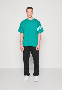 adidas Originals NEU - Apdrukāts T-krekls - active green