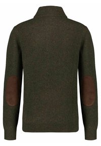 Donkergroene gebreide trui met hoge kraag, voorzien van bruin suède elleboogpatches en geribde manchetten. Zachte textuur en eenvoudig ontwerp.