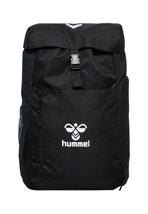 Schwarzer Hummel-Rucksack mit vorderer Reißverschlusstasche, seitlicher Netzseitentasche, oberer Klappe, die mit einer Schnalle gesichert ist, und weißem Logo auf der Vorderseite.