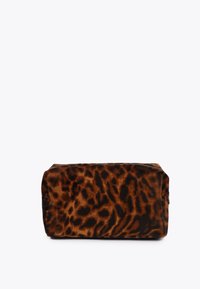 Pahuljasta torbica smeđe leopard uzorka s mekom, plišanom teksturom, pravokutnim oblikom i zatvaranjem na zip, idealna za pohranu kozmetike ili dodataka.