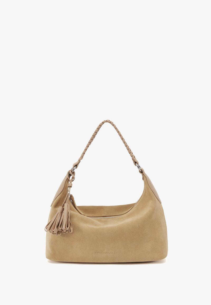 Sac à main en daim beige avec poignée tressée, pampilles latérales et fermeture éclair sur le dessus, posé sur un fond blanc.