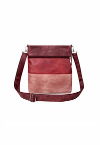 Červená kožená crossbody taška s hladkou texturou, vybavená přední kapsou na zip a širším dnem v světlejším odstínu. Nastavitelný popruh.