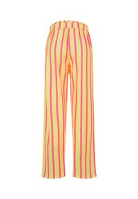 Pantalon taille haute, jambes larges, rayé verticalement rose sur fond jaune, avec une ceinture élastique munie de passants.
